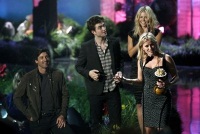 Reese Witherspoon celebra el premio "generación" a su carrera. Robert Pattinson, Patrick Dempsey y una "colada" Chelsea Handler se lo entregaron